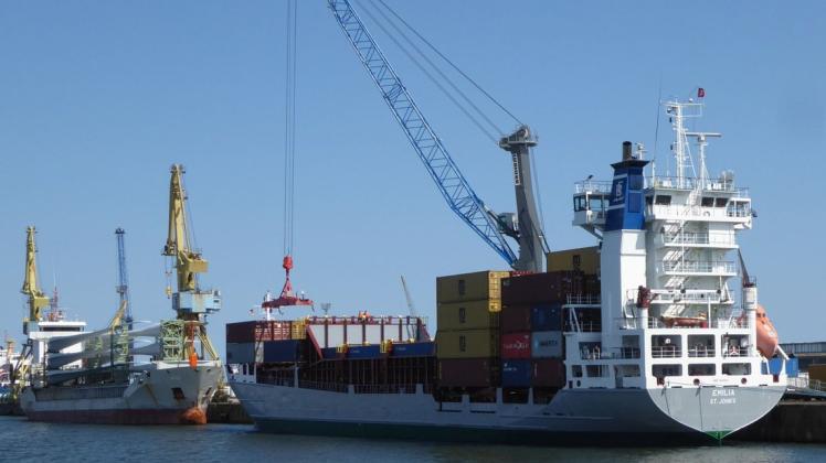 Im Vordergrund wird das Containerschiff „Emilia“ beladen. Im Hintergrund liegt das Schiff „Maxi“ mit Teilen von Nordex-Windkraftanlagen.