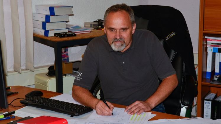René Blask, Firmeninhaber und Anlagenbauer Sanitär-, Heizungs- und Klimatechnik in Lübz bei der Planung einer neuen Heizungsanlage. Auch er könnte noch Auszubildende gebrauchen.