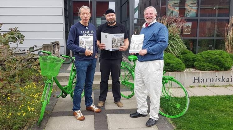 Gert Nissen (links), Dr. Lars Amenda und Broder Schwensen stellen stolz das neue Buch „Das Fahrrad im Norden“ vor.