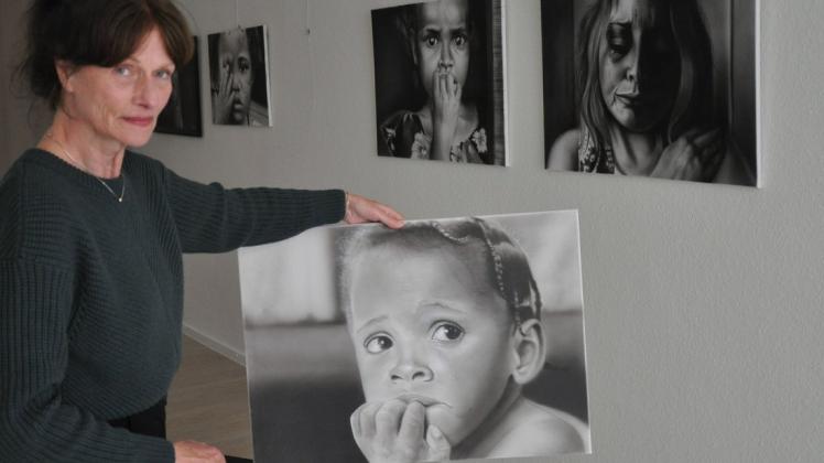 Die Galeristin Dr. Kersten Klevenow mit einer Arbeit von Volker Timm, einem Porträt eines Flüchtlingskindes.