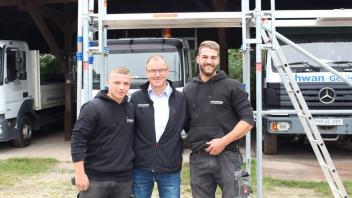 Frank Borchard (M.) von der Firma Schwan Gerüstbau in Bad Wilsnack mit seinen beiden Azubis, Reniek Rademann (l.) und Steven Krölls.