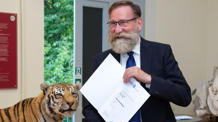 Ex-Zoodirektor Udo Nagel erhielt aus den Händen von Uni-Dekan Prof. Wolfgang Schareck die Ernennungsurkunde zum Honorarprofessor.