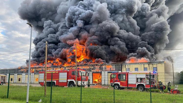 Am Montagabend brannte eine Lagerhalle im Rostocker Ölhafen aus. Die Brandursache ist noch unklar.