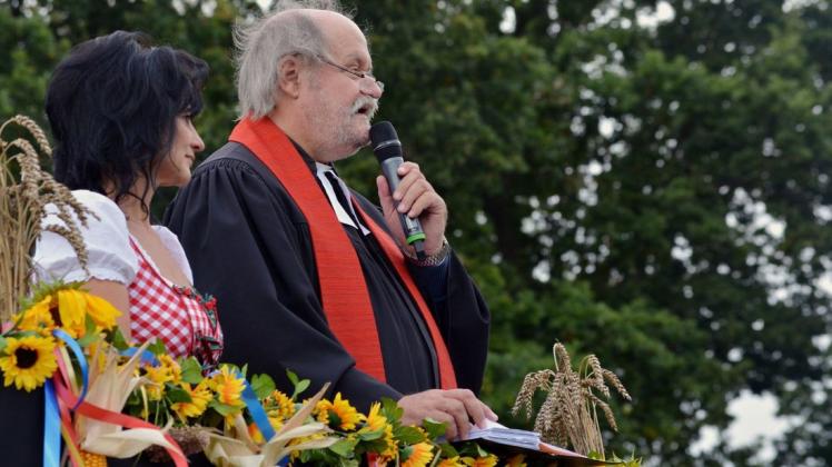 Rückblick: Pastor Karl-Martin Schabow (r.) beim Erntedank 2015 in der Bützower Miniaturstadt, hier mit Birgit Czarschka, Chefin des Miniaturstadtvereins.