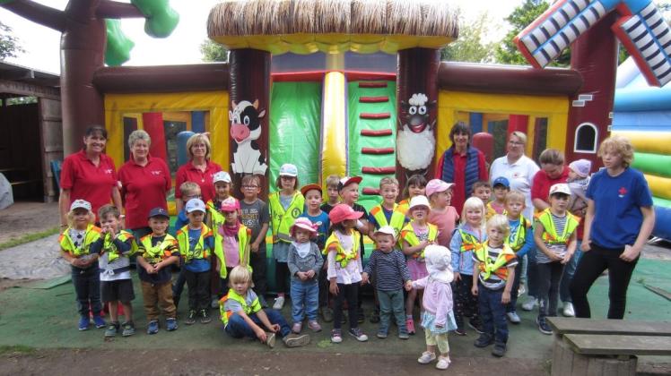 Anlässlich des 30. Geburtstages der DRK-Kindertagesstätte „Spielhaus“ unternahmen Jung und Alt einen Ausflug in den Tierpark Krüzen.