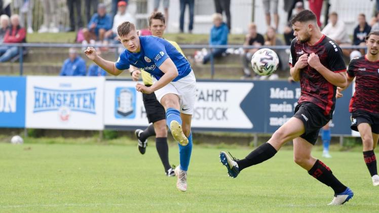 Straff mit rechts abgezogen: Oliver Zajac trifft in der 85. Minute zum Endstand von 4:2 gegen Viktoria Köln. Können die A-Junioren auch gegen Wolfsburg punkten? Straff mit rechts abgezogen: Oliver Zajac trifft in der 85. Minute zum Endstand von 4:2 gegen Viktoria Köln. Können die A-Junioren auch gegen Wolfsburg punkten?