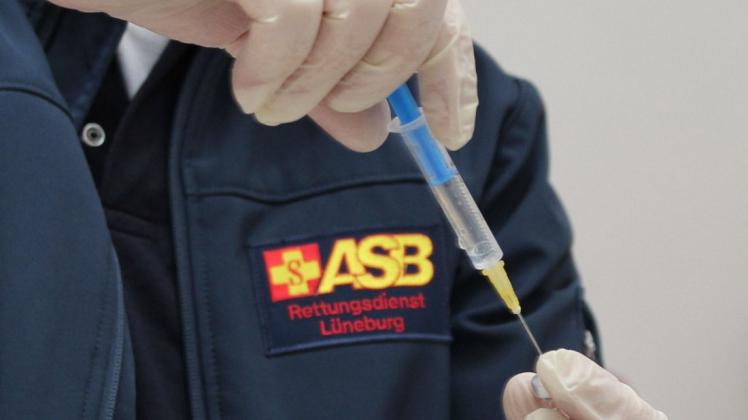 Mobile Impfteams des ASB und des DRK übernehmen ab Freitag neben den niedergelassenen Ärzten die Corona-Impfungen im Landkreis Lüneburg. Mobile Impfteams des ASB und des DRK übernehmen ab Freitag neben den niedergelassenen Ärzten die Corona-Impfungen im Landkreis Lüneburg.