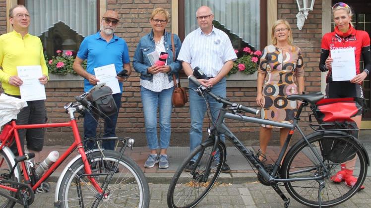 Urkunden für die fleißigsten Radfahrer: (von links) Frank Kräuter, Klaus Renner, Margret Renner und Christian Droste, Hildegard Schwertmann-Nicolay und Britta Albers.