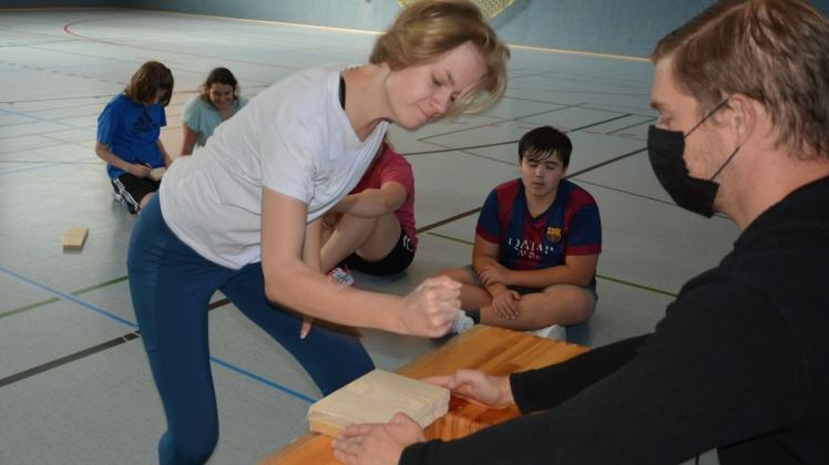 Jan Korus zeigte Sonja Flottemesch und den anderen Schülern, wie sie ein massives Brett zerschlagen können.