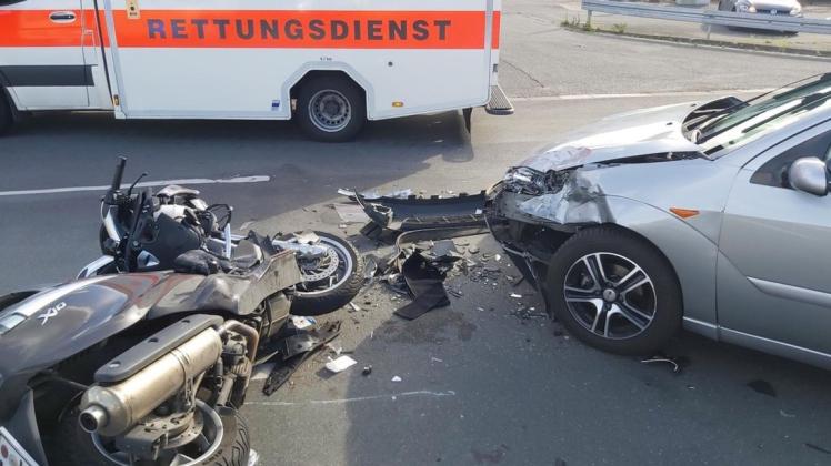 Ein Rollerfahrer ist am Donnerstagnachmittag bei einem Unfall auf der Hauptstraße in Hasbergen schwer verletzt worden.
