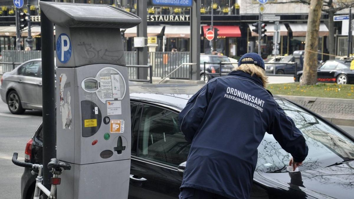 Bußgeld So teuer wird ab Dienstag Falschparken und Rasen