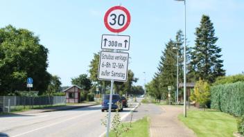 Seit August gilt in Weisen an zwei Stellen zeitlich begrenzt Tempo 30. Jetzt prüft der Landkreis, ob die Geschwindigkeit auch eingehalten wird.