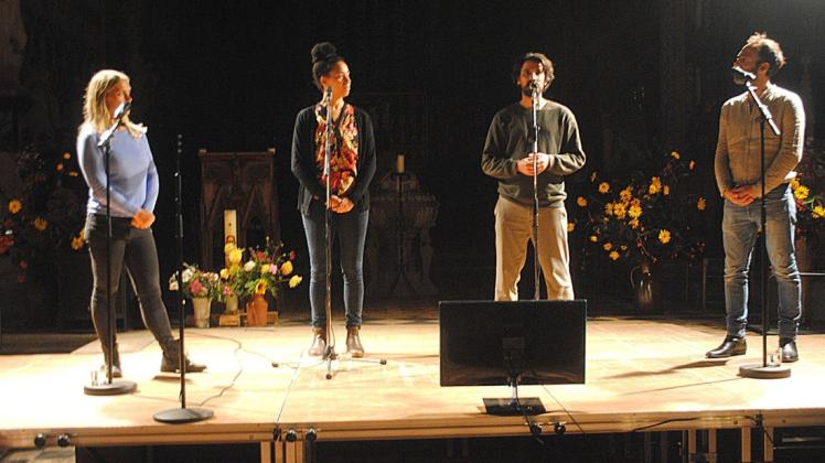Vier Schauspieler sprechen die Monologe von Selma, Naomi, Joe und Yassin auf der vor dem Altarraum aufgestellten Bühne.