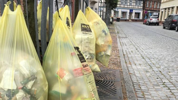 Diesen Anblick wird es im kommenden Jahr nicht mehr geben: Hier haben Anwohner Gelbe Säcke in der Schweriner Straße zur Entsorgung bereitgestellt.