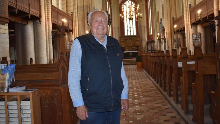 Karl-Heinz Schubert ist 91 Jahre alt und führt noch immer Touristen durch die Stiftskirche.