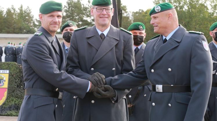 Kommandeurswechsel in Hagenow: Lars Neitzel (l.) ist der neue Chef, in der Mitte Brigadekommandeur Oberst Christian Nawrath, rechts der bisherige Kommandeur Alexander B. Radzko.