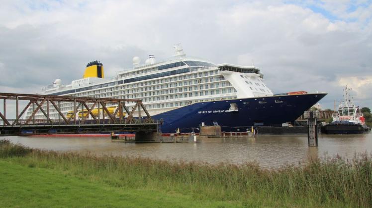 Die Überreste der Friesenbrücke zwischen Westoverledingen und Weener sollen erst nach Passage der "AIDAcosma" abgerissen werden. Unser Foto zeigt die Durchfahrt des Meyer-Kreuzfahrtschiffs "Spirit of Adventure" am 30. August 2020.