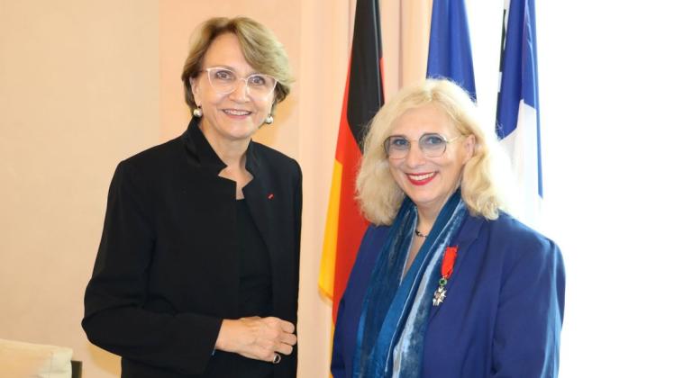 Daniela De Ridder (rechts) ist jetzt Trägerin des Ritterordens der französischen Ehrenlegion. Die Auszeichnung nahm die französische Botschafterin Anne-Marie Descôtes vor.
