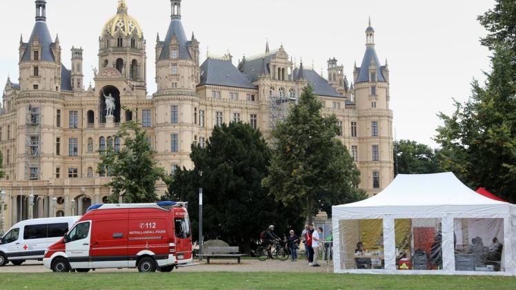 Eine mobile Impfstation vor dem Schweriner Schloss: Nach drei Tagen auf Stufe Gelb treten am Sonntag verschärfte Coronamaßnahmen in Kraft.