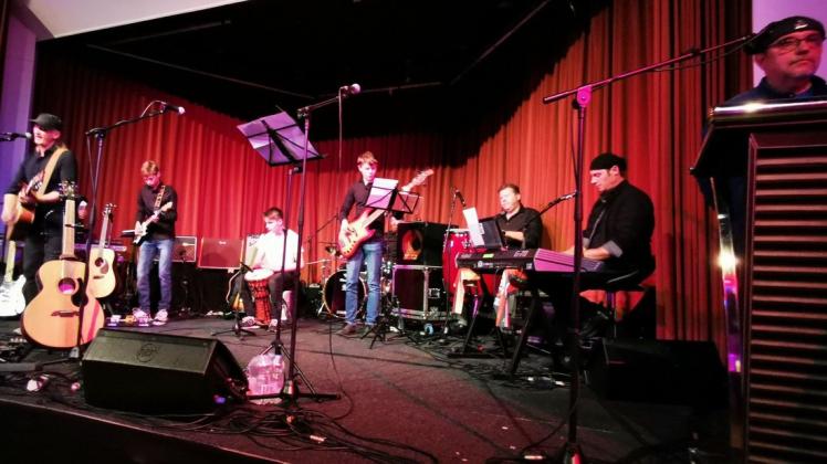 Auf der Bühne performte unter anderem Ola van Sander (l.) Teile des Soundtracks zur Warnemünder Möwen Suite „Makanus Reise“, welches auf einem von „Doc“ Andreas Buhse (r.) geschriebenen Hörbuch basiert. Auf der Bühne performte unter anderem Ola van Sander (l.) Teile des Soundtracks zur Warnemünder Möwen Suite „Makanus Reise“, welches auf einem von „Doc“ Andreas Buhse (r.) geschriebenen Hörbuch basiert.