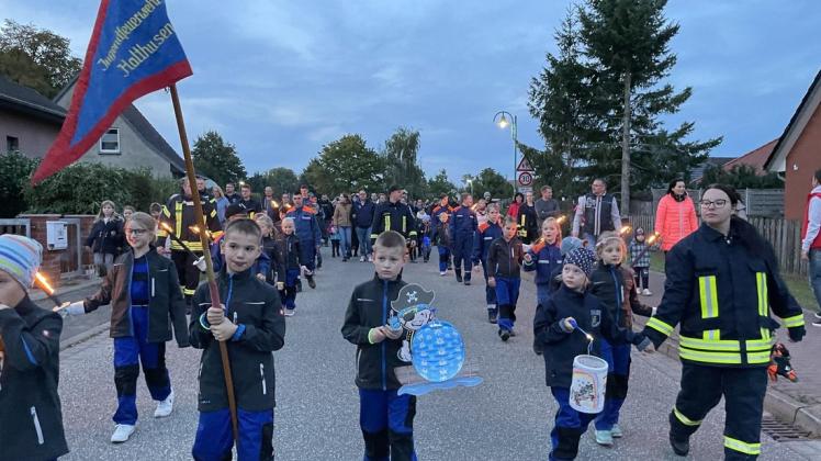Auch die Mitglieder der Jugendfeuerwehr Holthusen haben den Umzug tatkräftig unterstützt. Auch die Mitglieder der Jugendfeuerwehr Holthusen haben den Umzug tatkräftig unterstützt.