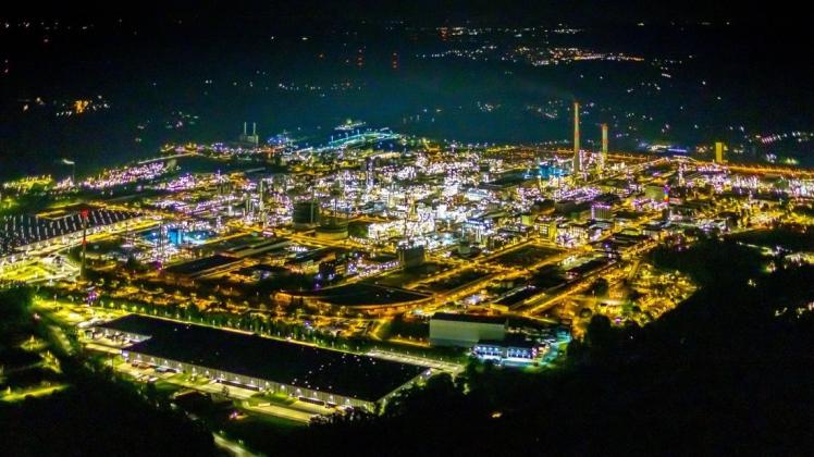 Der Chemiepark Marl im Ruhrgebiet (NRW) leuchtet bei Nacht.