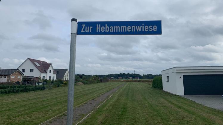 Der Name der Straße „Zur Hebammenwiese“ stammt aus dem 19. Jahrhundert, Gemeindevertreter entdeckten den Vermerk auf einer Flurkarte von 1864.