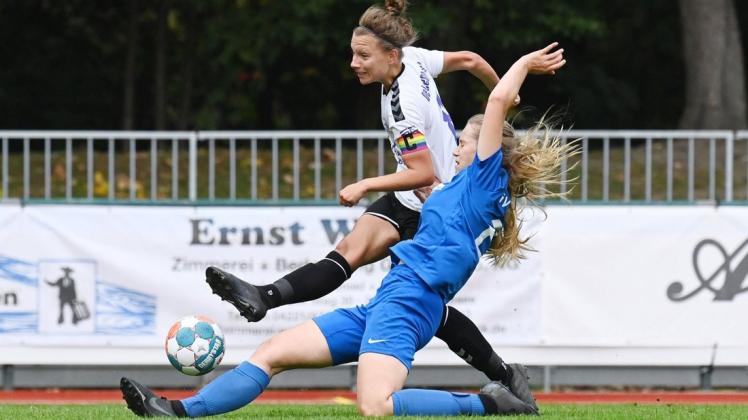 Nathalie Heeren (links) hat mit den Regionalliga-Fußballerinnen des TV Jahn Delmenhorst im Landespokal die Runde der letzten Acht erreicht.