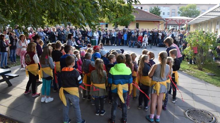 Ein Ständchen zum 50. Geburtstag der Kita „Haus Sonnenschein“ gab es natürlich auch. Ein Ständchen zum 50. Geburtstag der Kita „Haus Sonnenschein“ gab es natürlich auch.