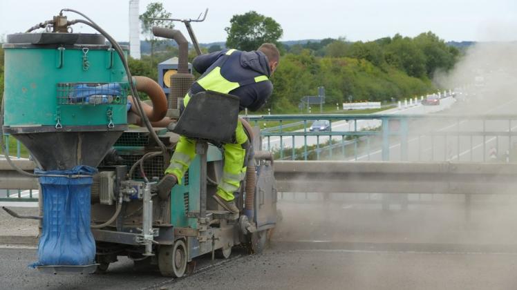 Die Arbeiten an der Brücke sind in vollem Gange: Am Freitag soll die Vollsperrung an den A20-Zufahrten Upahl und Grevesmühlen wieder aufgehoben werden.