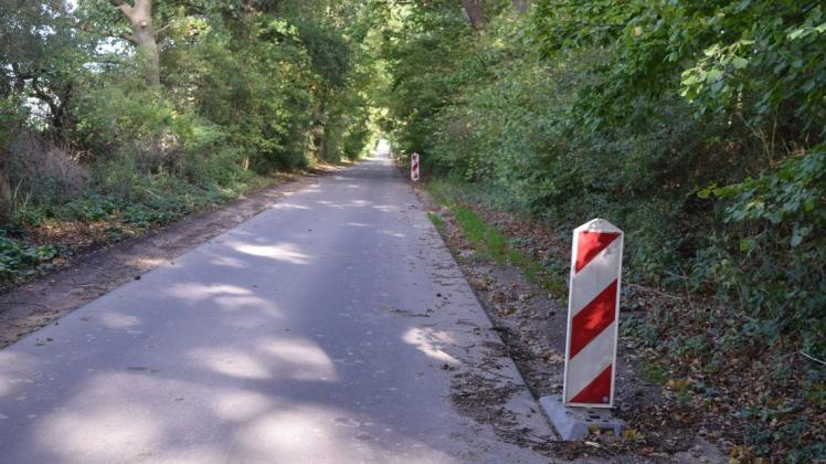 Wann passiert hier endlich was? Seit August ist die Bankette an der Verbindungsstraße bei Neuhof im Bereich der Gemeinde Bibow über mehrere 100 Meter tief ausgespült.