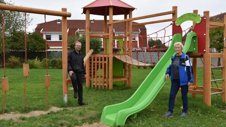 Das neue Klettergerüst in Wittenförden wurde mit Hilfe eines gemeinsamen Arbeitseinsatzes der Bewohner aufgebaut. Sabine Vehlow vom Sozialausschuss und Bürgermeister Matthias Eberhardt planen bereits ein weiteres Projekt für die Kinder.