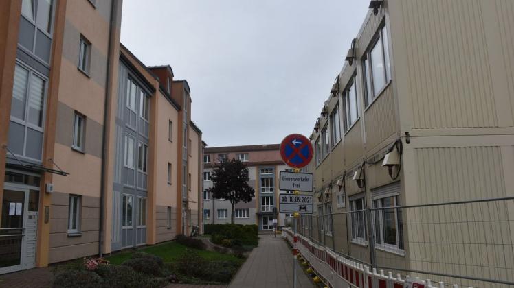 Der jüngst aufgestellte Baucontainer verärgert die Anwohner des Reihenhauses in der Rudolf-Tarnow-Straße. Über das Errichten des Baus seien sie nicht informiert worden.