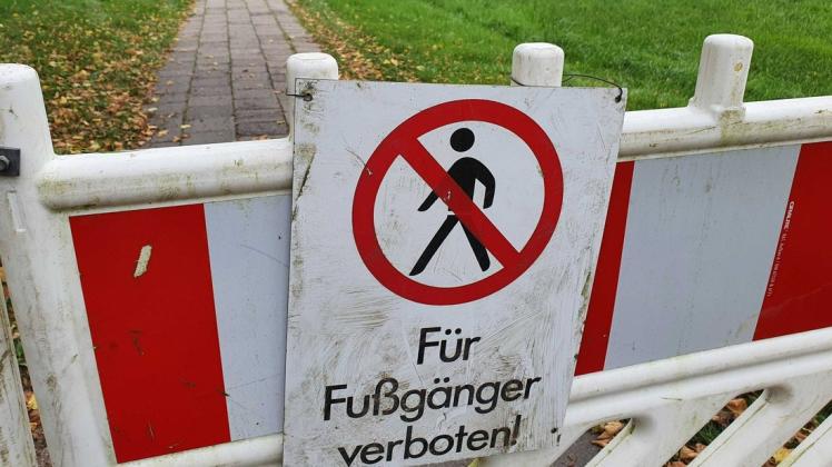 Die Schilder zur Absperrung des Birkenweges sind bereits aufgestellt.