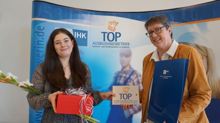 Johanna Brandt und Astrid Golbs (r.) nehmen für den Zeitungsverlag Schwerin die Auszeichnung der IHK entgegen. Es ist die siebte für das Unternehmen.