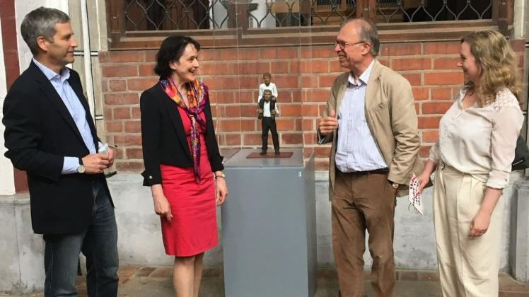 Betrachten die Skulptur „Huckepack“ von Stephan Balkenhol: Volker Mischok, Pirko Kristin Zinnow, Gerhard Graulich und Katharina Uhl (v.l.).