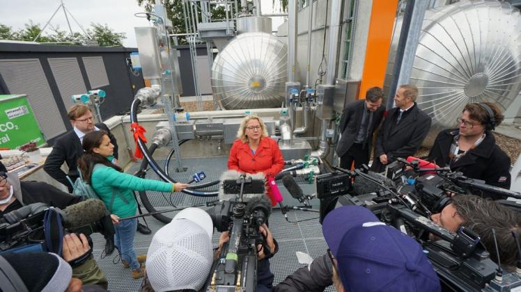 Bundesumweltministerin Svenja Schulze (SPD) hat die neue Anlage in Werlte eröffnet. Im Hintergrund sind die Tanks für das Kerosin zu sehen.