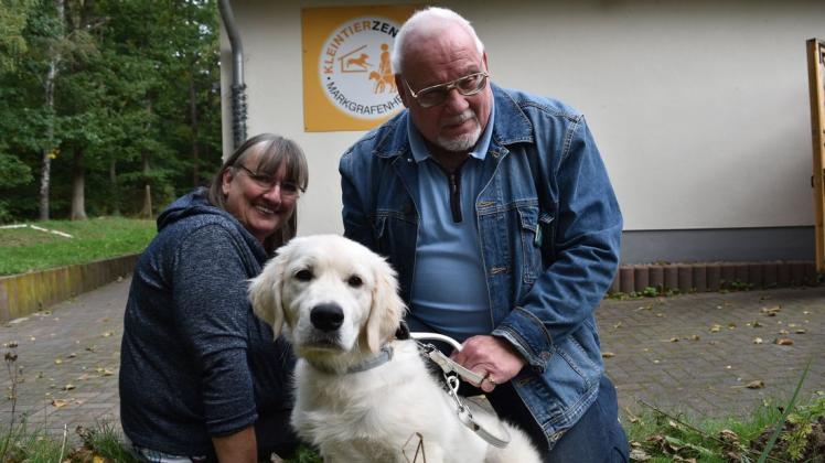 Tiertrainerin Aniko Ebersberger hat schon viele Assistenzhunde für Blinde und Sehbehinderte ausgebildet. Jetzt bereitet sie Emmi auf ein Leben an der Seite von Franz Otto vor, der nur noch eine Sehkraft von drei Prozent hat. Tiertrainerin Aniko Ebersberger hat schon viele Assistenzhunde für Blinde und Sehbehinderte ausgebildet. Jetzt bereitet sie Emmi auf ein Leben an der Seite von Franz Otto vor, der nur noch eine Sehkraft von drei Prozent hat.