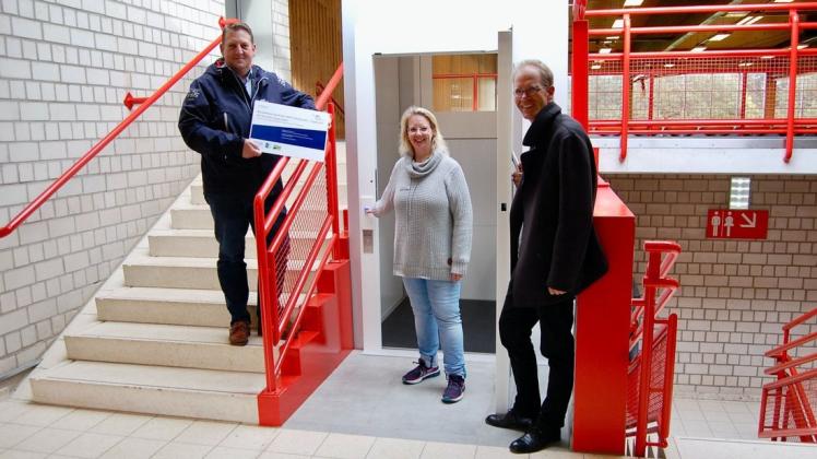 Präsentieren den neuen Aufzug in der Schul-Sporthalle:  (v.l.) Axel Pietsch, Michaela Schuh und Reinhold Wuttke.