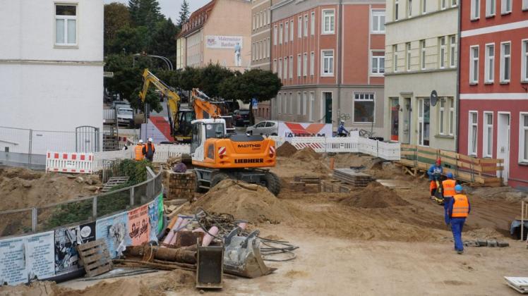 Auf der Baustelle in der Schweriner Wallstraße soll gemessen werden, wann es besonders laut wird und wodurch der Lärm ausgelöst wird.