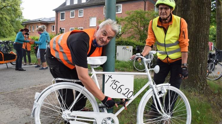 Ulf Brüggmann vom Pinneberger ADFC (links) kämpft für Fahrradstraßen und mehr Sicherheit. Auf dem Foto befestigt er ein „Ghost Bike“ – in Erinnerung an einen Radfahrer, der auf der Bismarckstraße ums Leben kam.