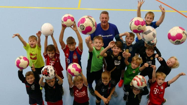 Auch Spaß muss sein: In der Fußballschule trainieren die 15 Kinder im Alter von sechs bis zwölf Jahren mit Profi Markus Wuckel.