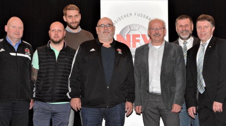 Der neue, alte Vorstand des NFV-Kreises Oldenburg-Land/Delmenhorst: (von links) Knut Hinrichs, Sven Schlickmann, Thore Güldner, Thomas Luthardt, Harald Theile, Michael Koch und  Erich Meenken.