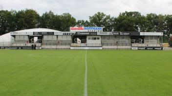 Die neue Krone-Tribüne in Spelle steht: Zum Heimspiel in der Fußball-Oberliga des SC Spelle-Venhaus gegen TB Uphusen wurde sie offiziell eröffnet.