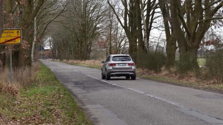 Die Straße zwischen den Gemeinden Uelitz und Rastow ist in schlechtem Zustand, doch das soll sich bald ändern.