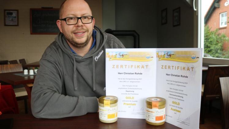 Imker Christian Rohde mit dem Zertifikat des Landesverbandes der Imker und den ausgezeichneten Honigsorten.