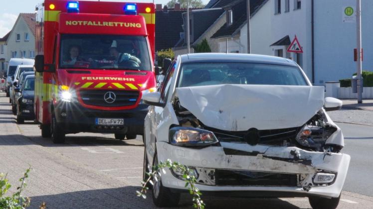 Zwei Leichtverletzte und 40.000 Euro Schaden hat ein Unfall auf der Nutzhorner Straße in Delmenhorst zur Folge gehabt.