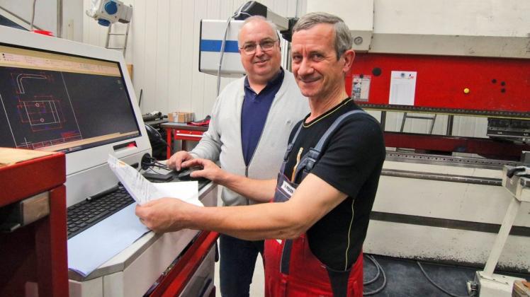 Die Maschine von Mitarbeiter Alexander Prediger (r.) bereits: Mark Giesbrecht, Geschäftsführer der SM Blechverarbeitungs GmbH, hat nach mehrjähriger Bauzeit das neue Domizil im Gewerbegebiet Ganderkesee-West bezogen.