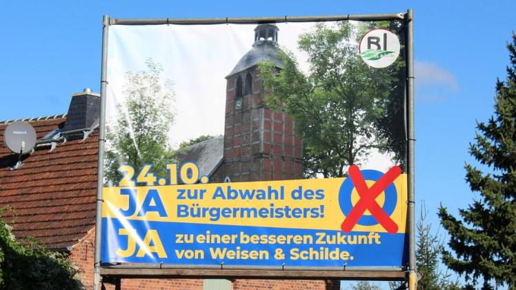 Mit einem Großplakat in der Weisener Heinrich-Heine-Straße wirbt die Bürgerinitiative für eine Abwahl von Bürgermeister Robert Enge. Weitere Plakate sollen folgen.