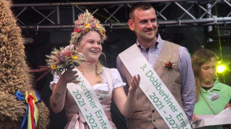 Dobbertin hat ein neues Erntekönigspaar: Anne-Kristin Petersen und Maik Salewski repräsentieren das Klosterdorf 24 Monate auf verschiedenen Veranstaltungen. Dobbertin hat ein neues Erntekönigspaar: Anne-Kristin Petersen und Maik Salewski repräsentieren das Klosterdorf 24 Monate auf verschiedenen Veranstaltungen.